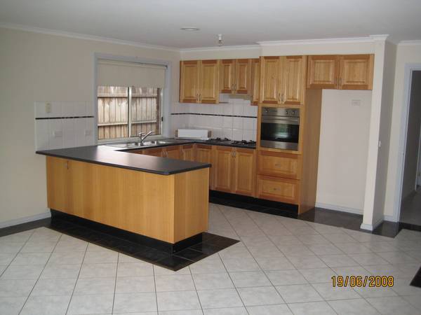 In a quiet street across from the park Picture 2