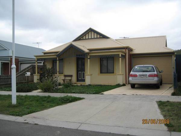 Almost new 3 bedroom and enclosed carport Picture 1