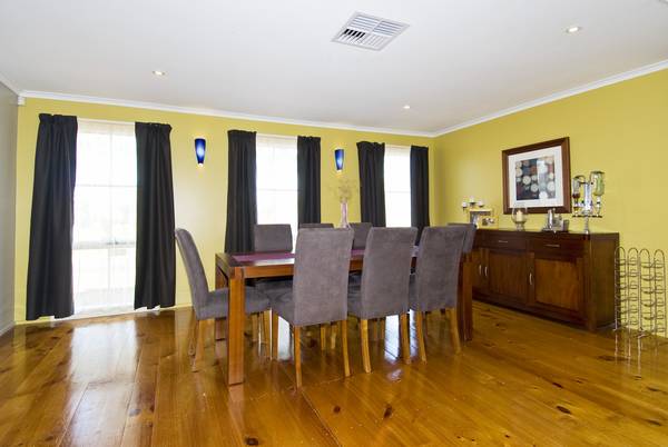 Renovated 4 Bedroom + Study on a big block. Picture 3