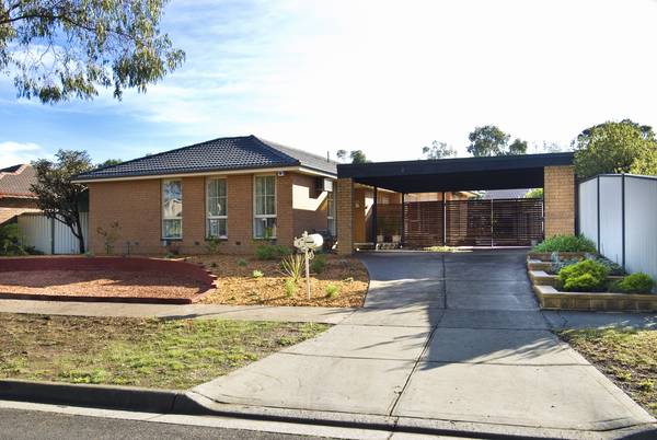 Renovated 4 Bedroom + Study on a big block. Picture 1