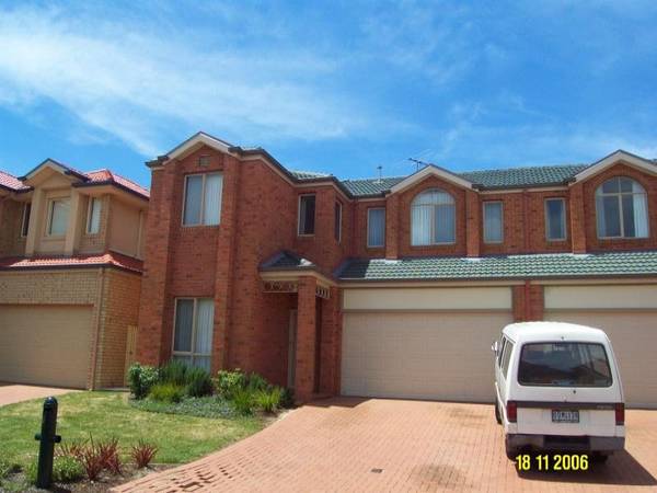 Immaculate 4 bedroom plus study & double garage Picture 1