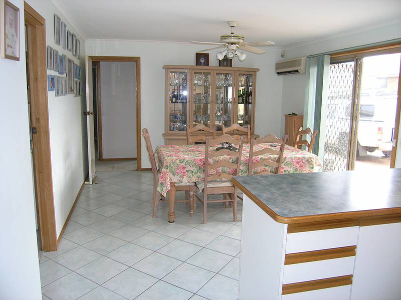 4 Bedder with 6x8 Metre Garage Picture 3