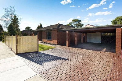 " Exceptional living set in totally private garden surrounds" Picture