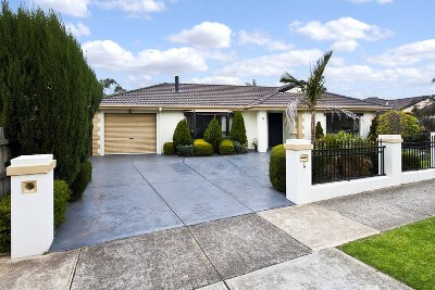 SET ON 725 sqm OF LAND WITH TOTALLY PRIVATE GARDEN SURROUNDS Picture