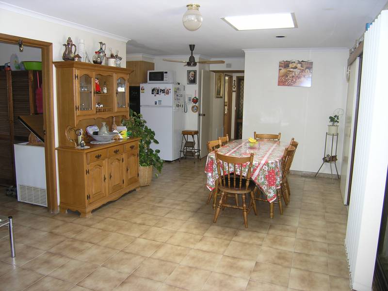 "4 CAR GARAGE" Picture 2