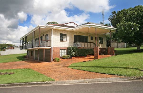 Larger than life home with views to captivate Picture 2