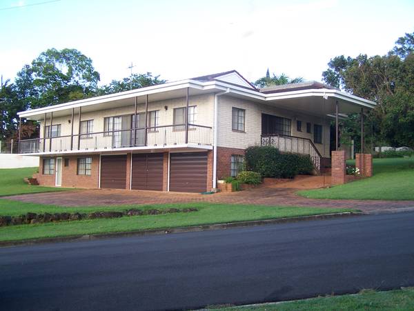 Larger than life home with views to captivate Picture 1