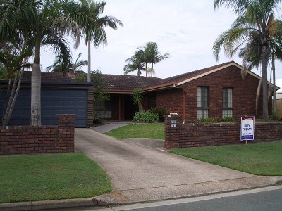 GREAT FINANCIAL OPPORTUNITY- SPACIOUS MINYAMA FAMILY HOME Picture GREAT FINANCIAL OPPORTUNITY- SPACIOUS MINYAMA FAMILY HOME Picture