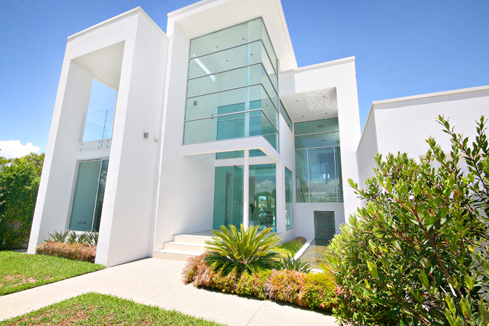 Lose yourself in the Luxury & Magnitude that is 32 Kumbada Crt, Minyama... Picture 1