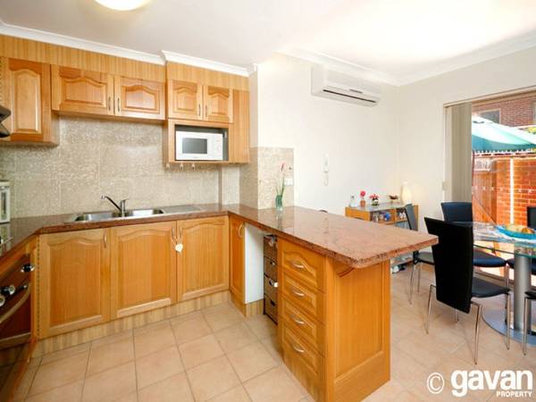 Impressive "Terrace Style" Townhouse Picture 3