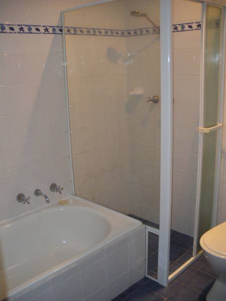 Modern 2 Bedroom Unit Picture 1