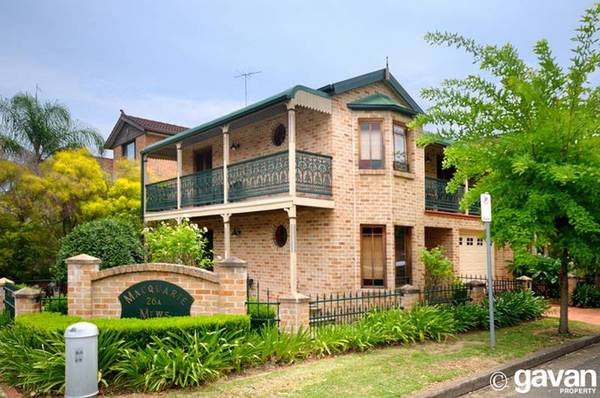 Luxury Townhouse Picture 1