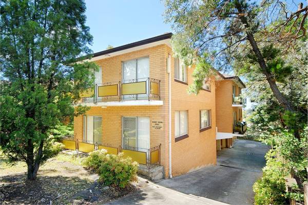 Beautiful 2 Bedroom Unit Picture 2