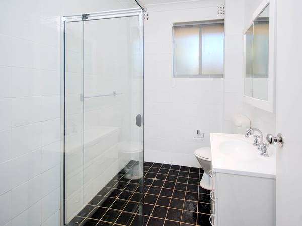 Beautiful 2 Bedroom Unit Picture 3