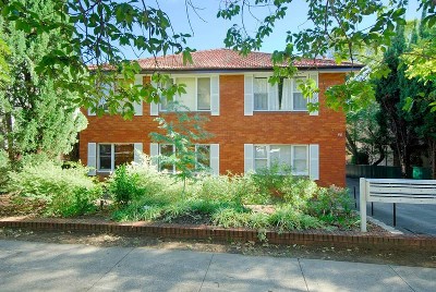 Close to shops and transport Picture