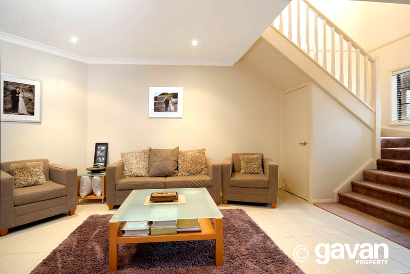 Spacious modern living Picture 3