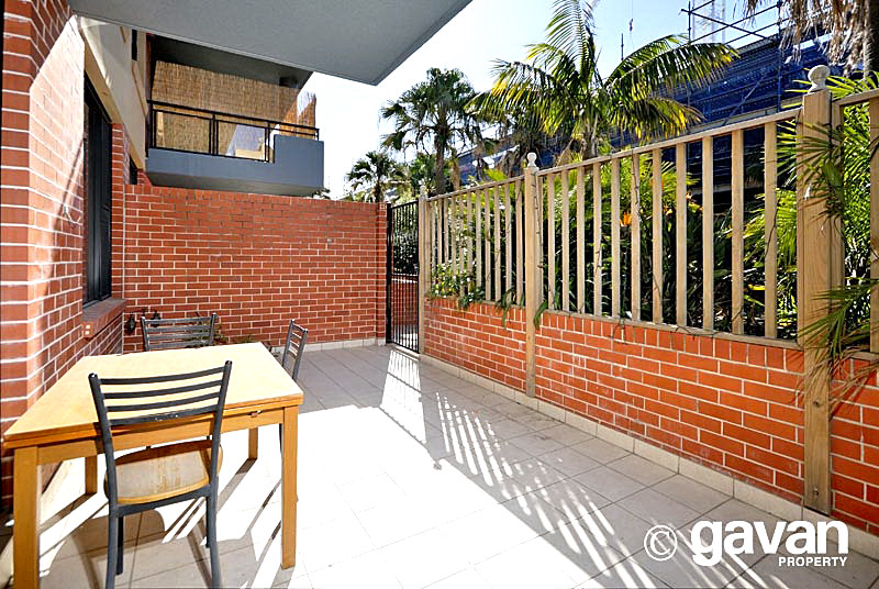 Modern apartment with outdoor entertaining Picture 2