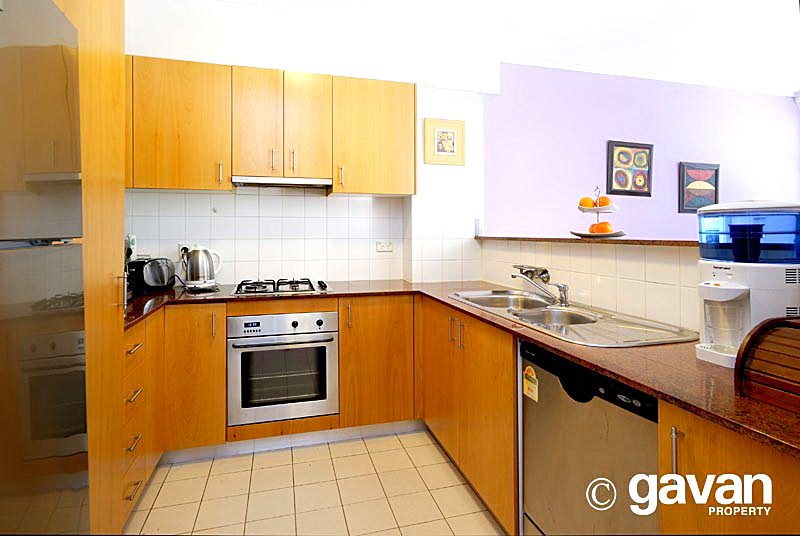 Modern apartment with outdoor entertaining Picture 3