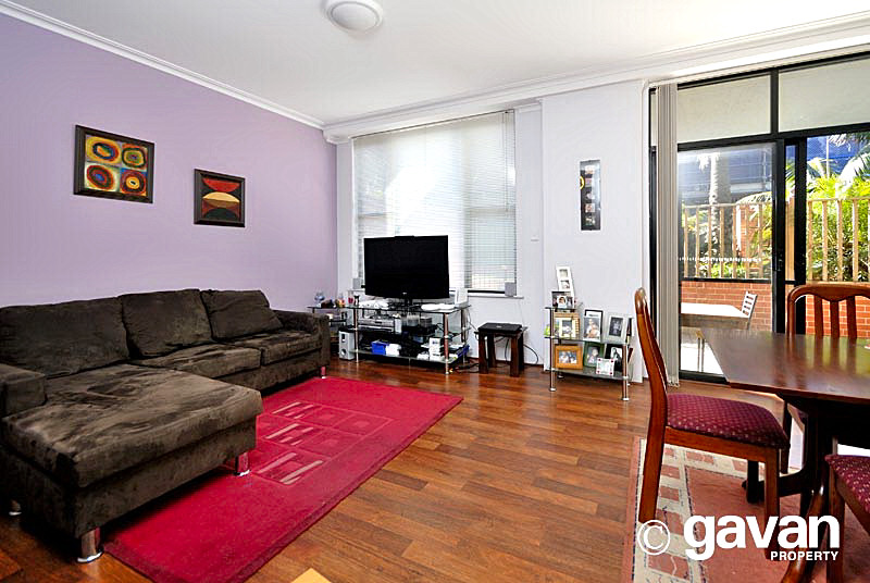 Modern apartment with outdoor entertaining Picture 1