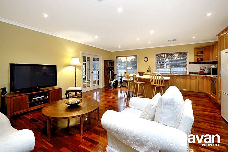 Near new single level residence Picture 2