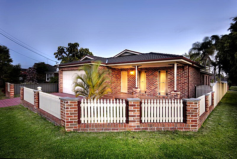 Near new single level residence Picture 1