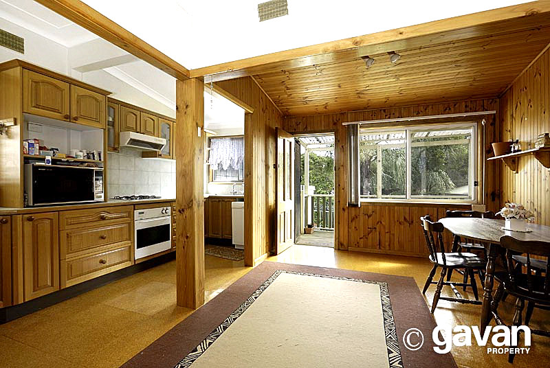 Family home overlooking park Picture 3