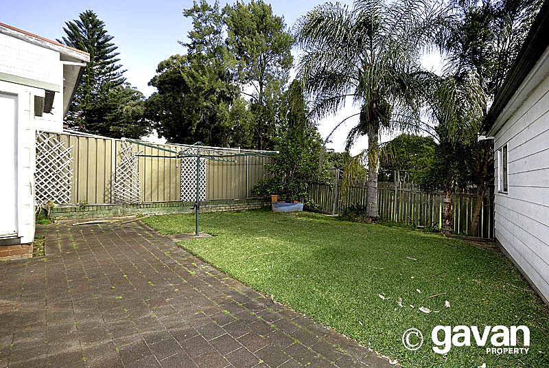 Family home overlooking park Picture 2