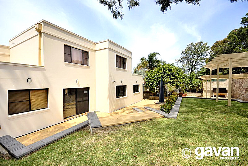 Master built tri level residence Picture 2