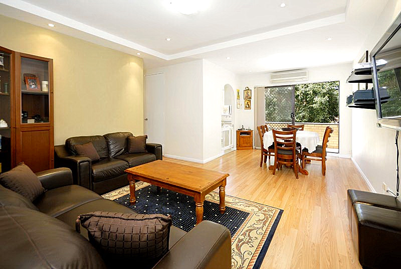 Renovated 1st floor unit Picture 1