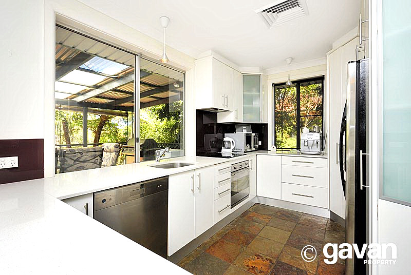 Family home in bushland setting Picture 3