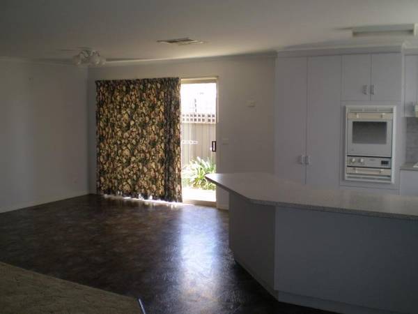 Close to Secondary College Picture 3