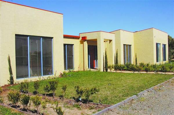 Executive Home offering 4 bedrooms Picture 1