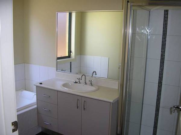 Executive Townhouse Close to CBD Picture 3