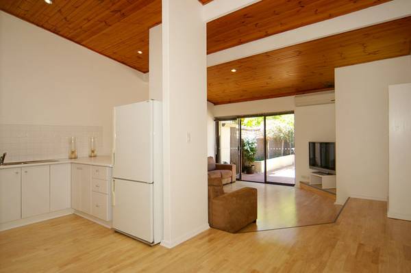 INNER-CITY OASIS!! Picture 3