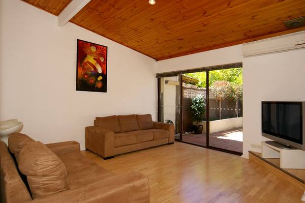 INNER-CITY OASIS!! Picture 2