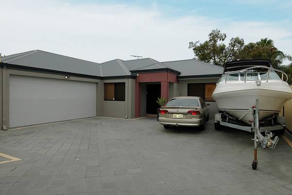 DELUXE DUPLEX!! Picture 1