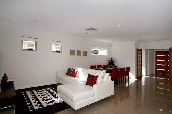 SLEEK ENTERTAINER Picture SLEEK ENTERTAINER Picture