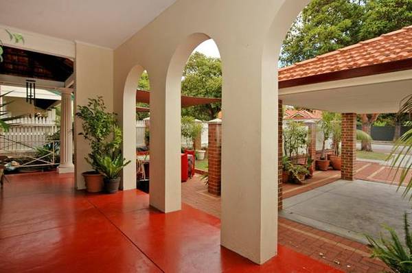 SIMPLY GORGEOUS Picture 3