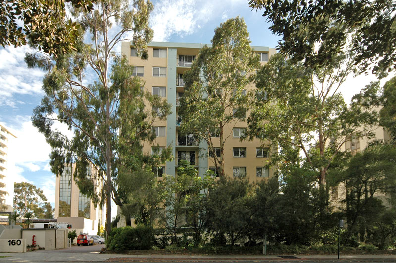 RIVER VIEWS WITHOUT THE PRICE!! Picture 2