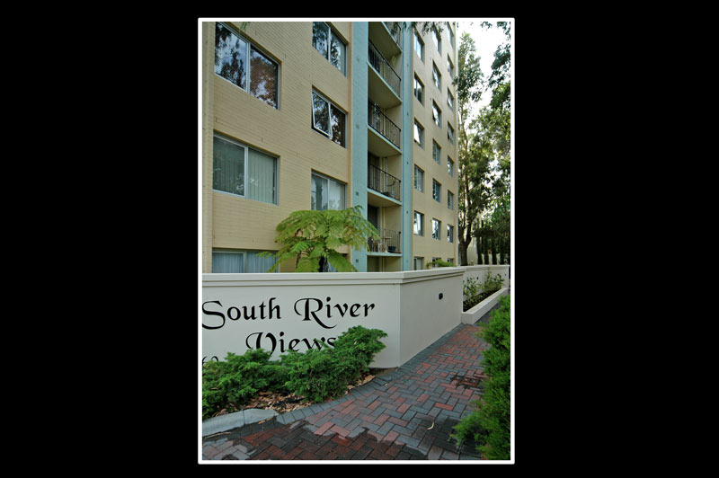 RIVER VIEWS WITHOUT THE PRICE!! Picture 3