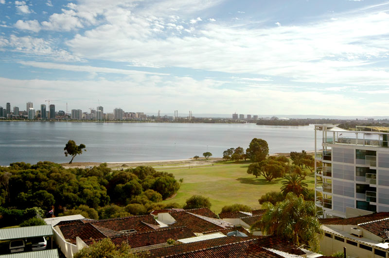 RIVER VIEWS WITHOUT THE PRICE!! Picture 1