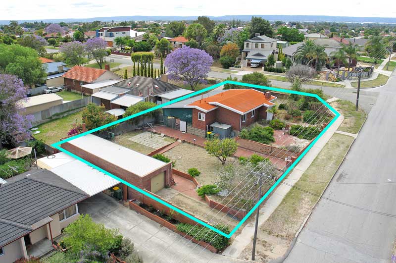 IDEAL CORNER DUPLEX SITE! Picture 3