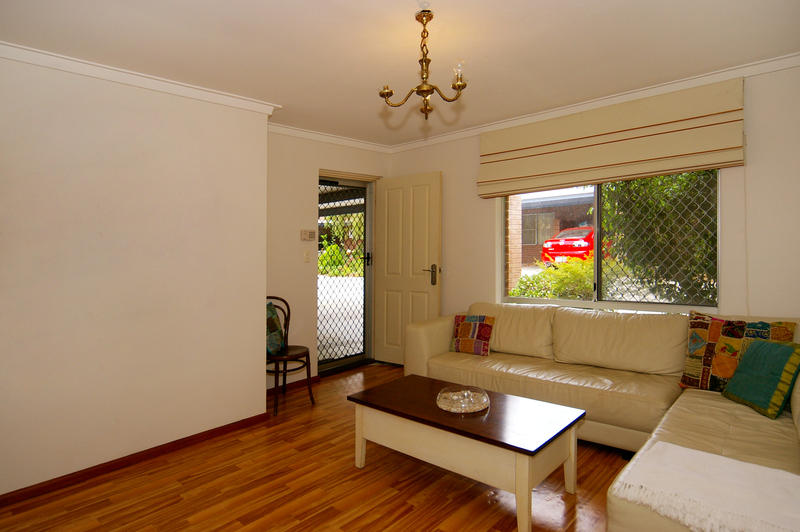 THIS IS LIVING! Picture 2