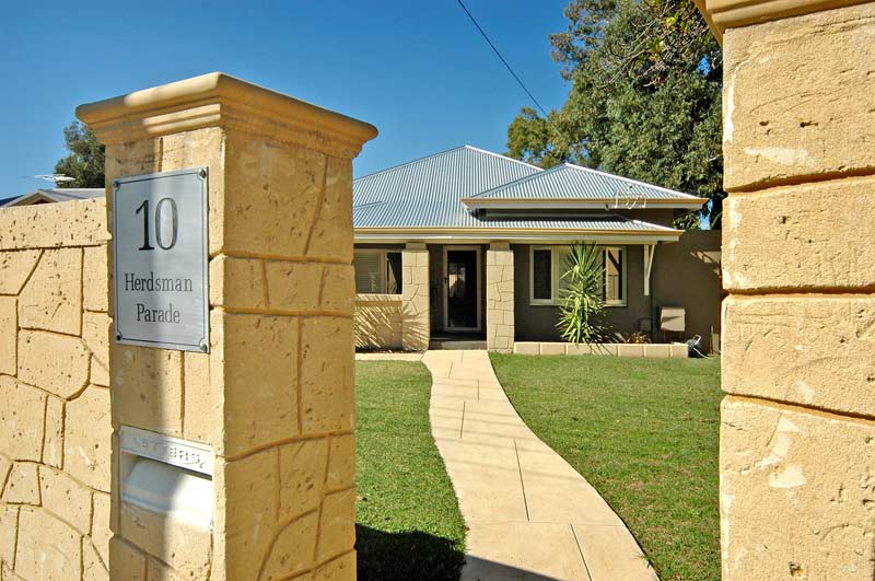 PERFECT LOCATION, SUPERB LIFESTYLE!! Picture