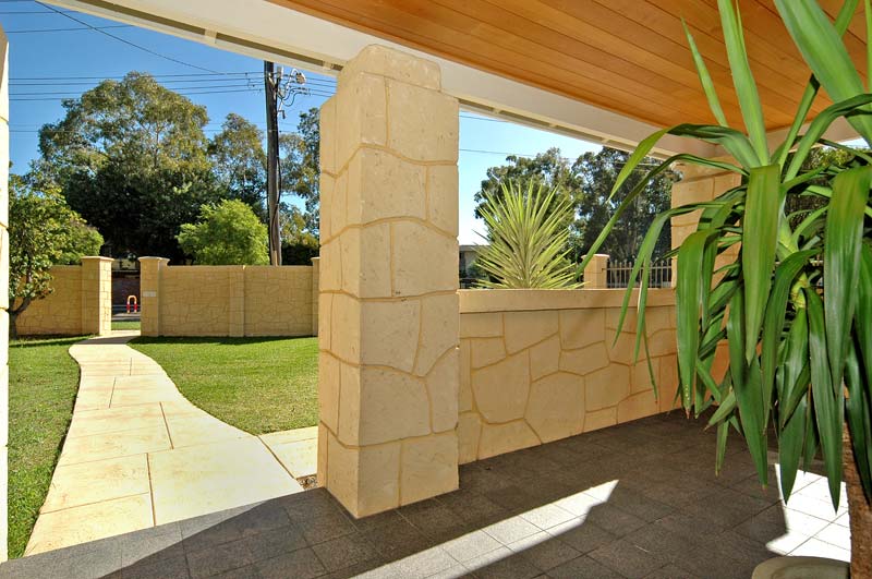 PERFECT LOCATION, SUPERB LIFESTYLE!! Picture