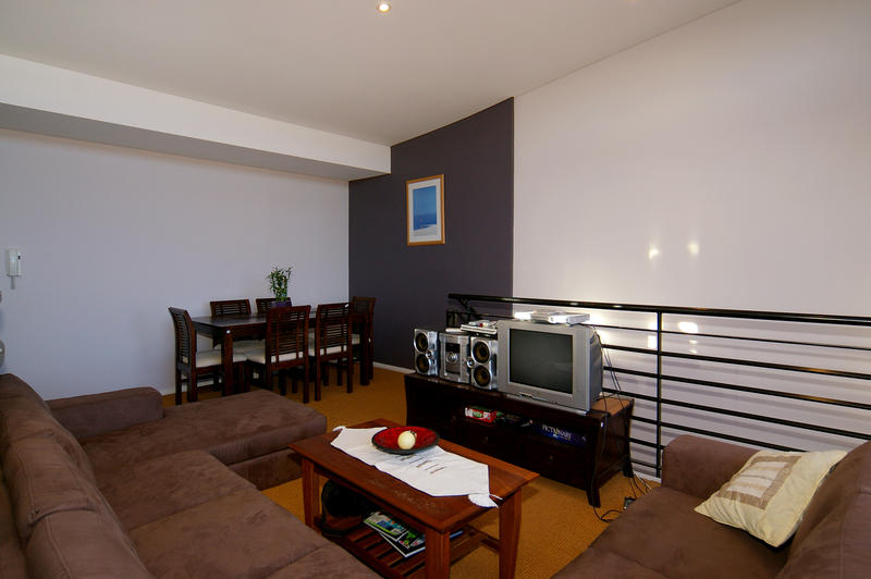 SLEEK ENTERTAINER Picture 3