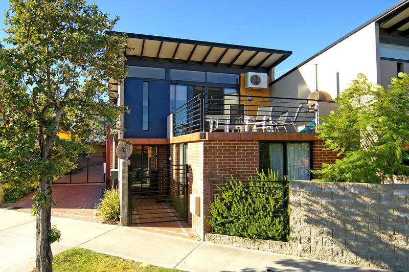 SLEEK ENTERTAINER Picture 1