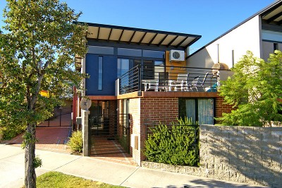 SLEEK ENTERTAINER Picture