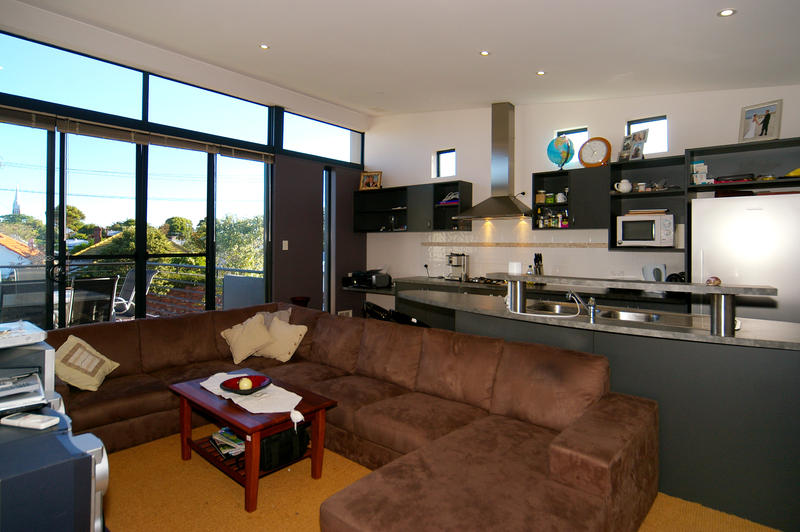 SLEEK ENTERTAINER Picture 2