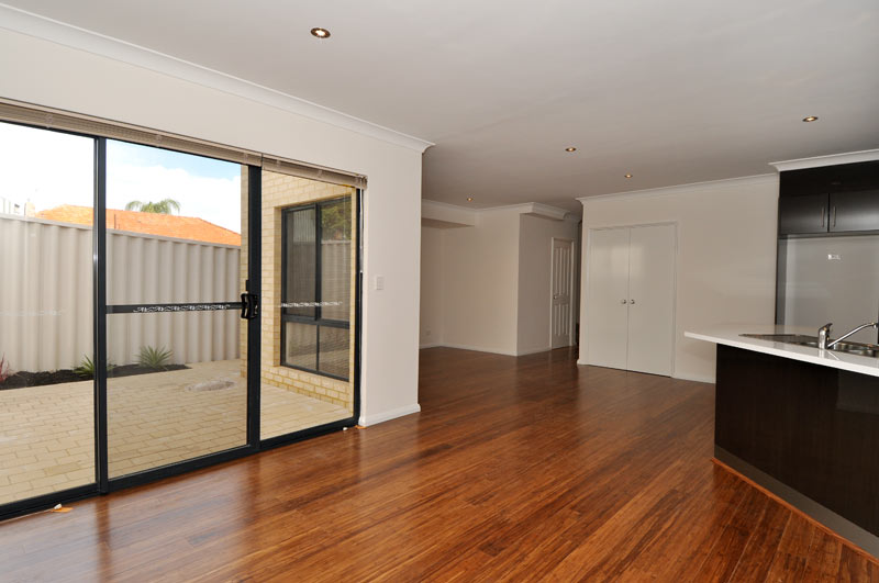 Batteries not included!!... Picture 2